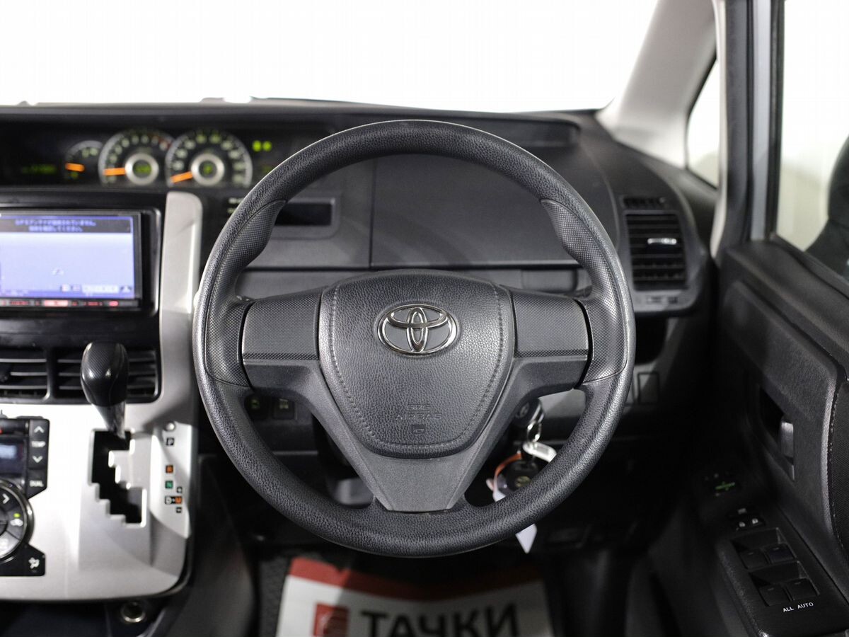 Toyota Noah 2011 - фото автомобиля
