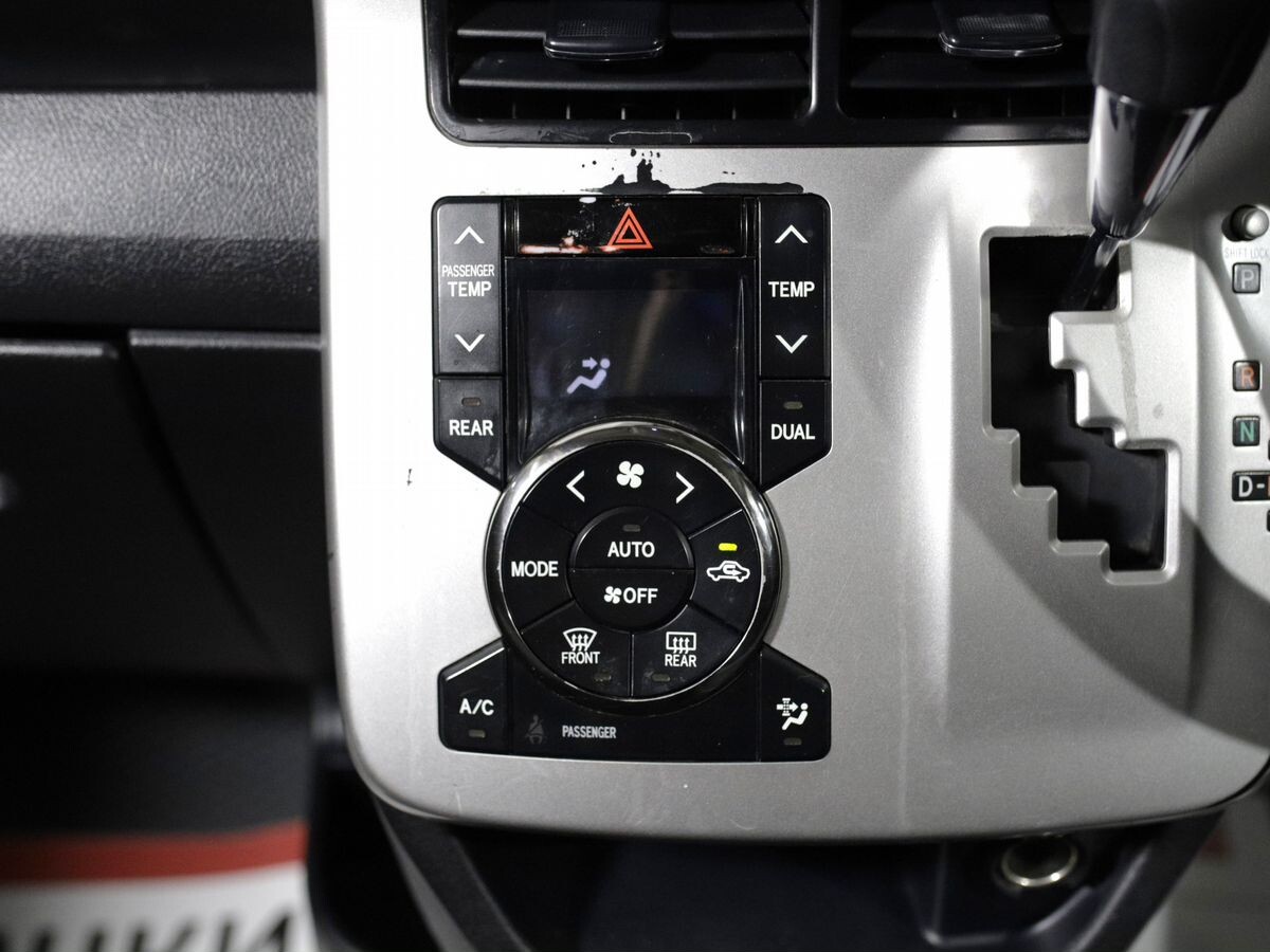Toyota Noah 2011 - фото автомобиля