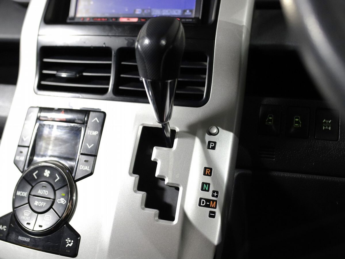 Toyota Noah 2011 - фото автомобиля