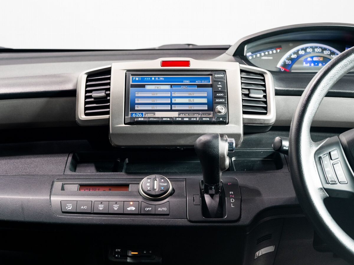 Honda Freed Spike 2010 - фото автомобиля