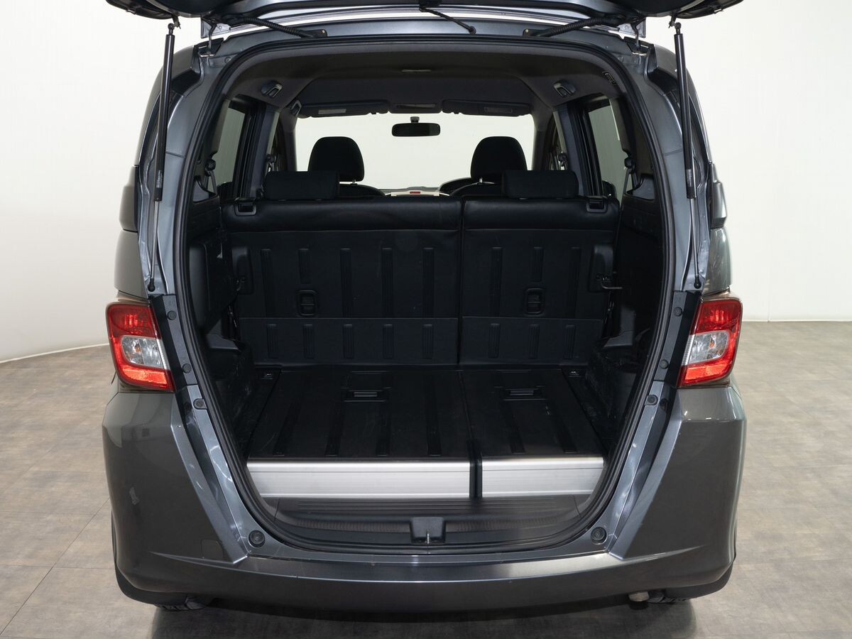 Honda Freed Spike 2010 - фото автомобиля