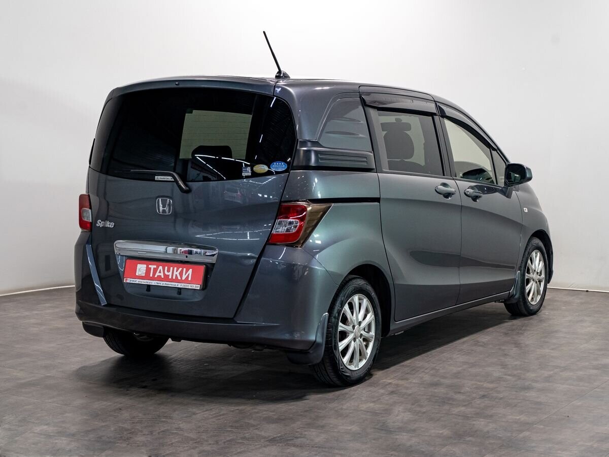 Honda Freed Spike 2010 - фото автомобиля