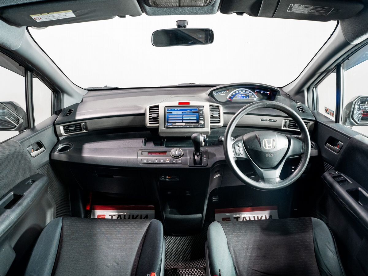 Honda Freed Spike 2010 - фото автомобиля