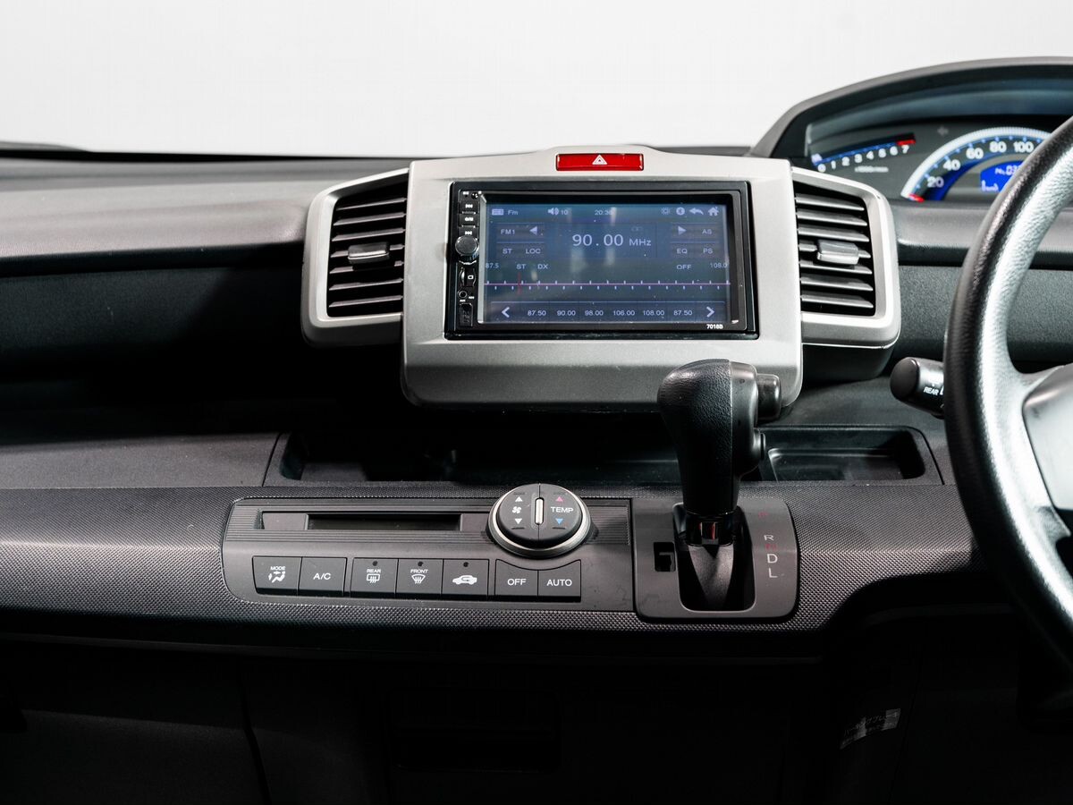Honda Freed Spike 2011 - фото автомобиля