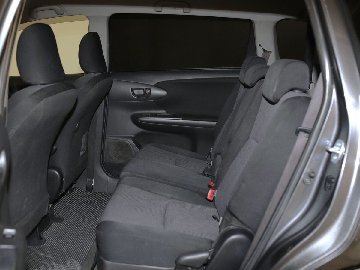 Toyota Wish 2015 - фото автомобиля