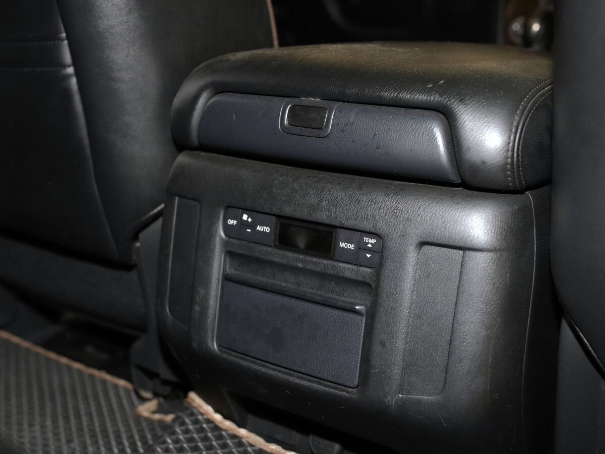 Nissan Patrol 2010 - фото автомобиля