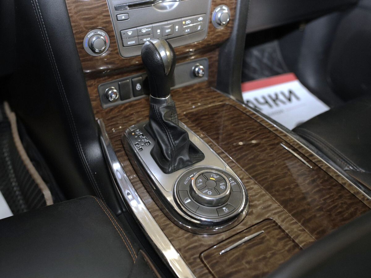 Nissan Patrol 2010 - фото автомобиля