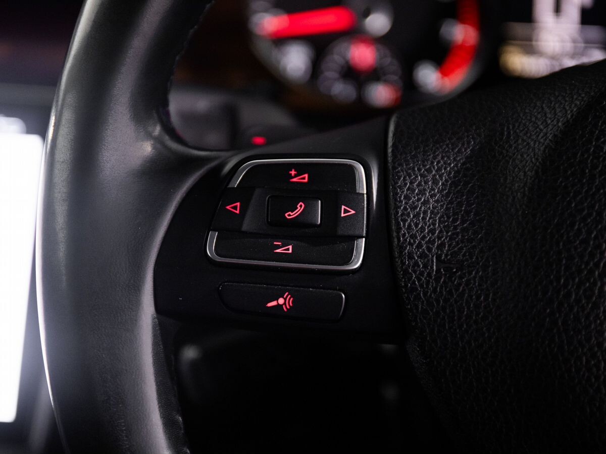 Volkswagen Passat 2012 - фото автомобиля