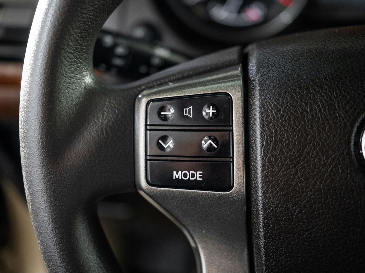 Toyota Land Cruiser Prado 2010 - фото автомобиля