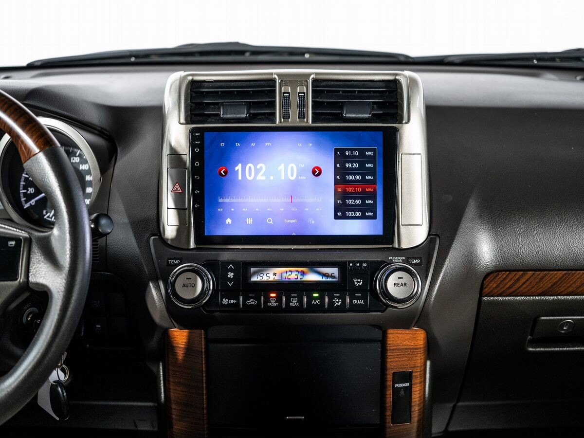 Toyota Land Cruiser Prado 2010 - фото автомобиля