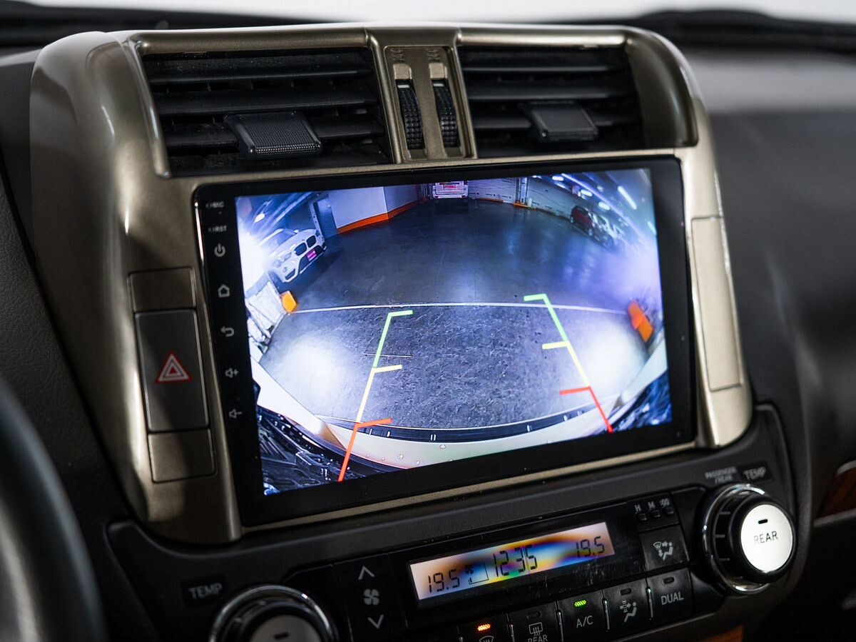 Toyota Land Cruiser Prado 2010 - фото автомобиля