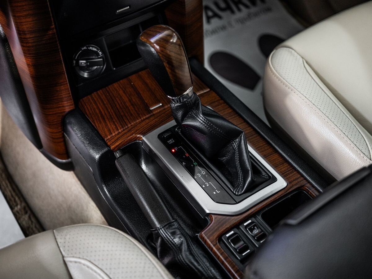Toyota Land Cruiser Prado 2010 - фото автомобиля