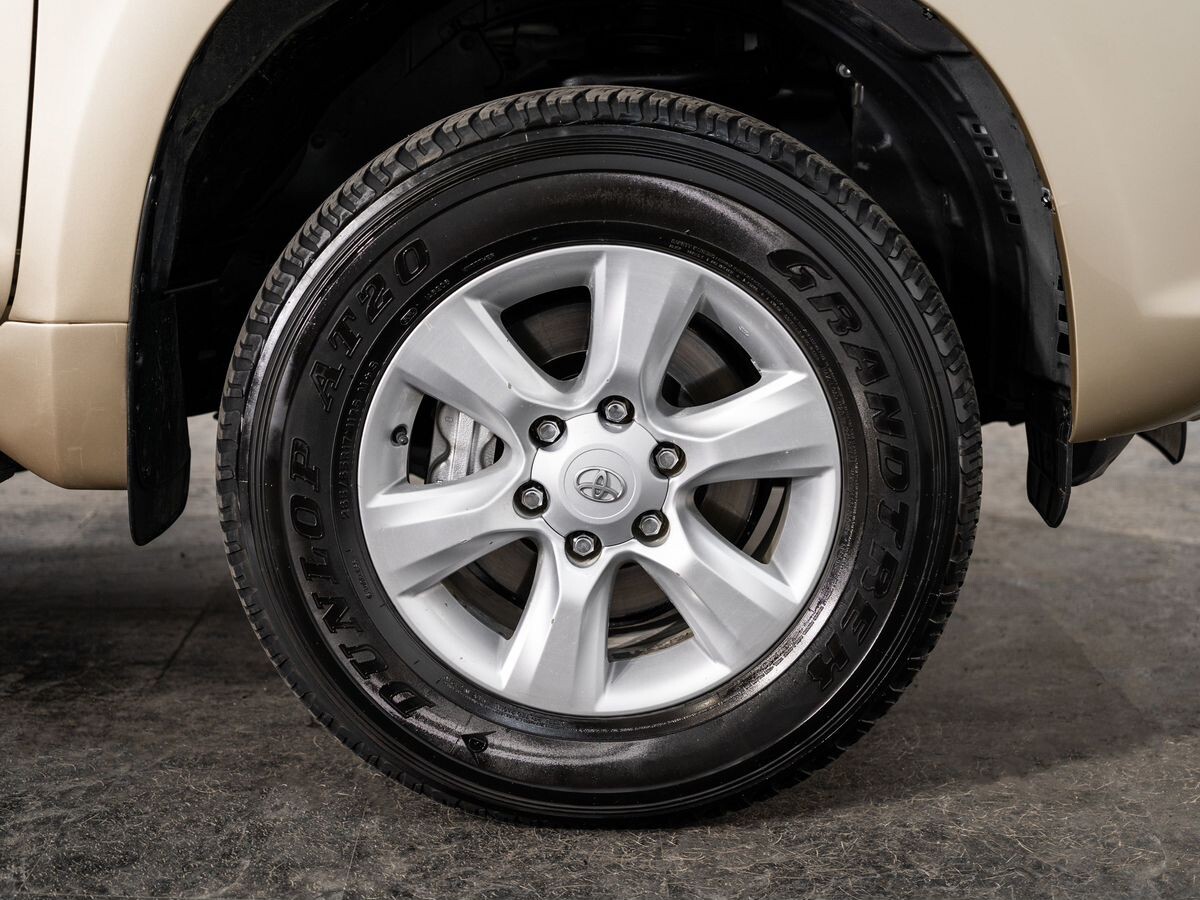 Toyota Land Cruiser Prado 2010 - фото автомобиля