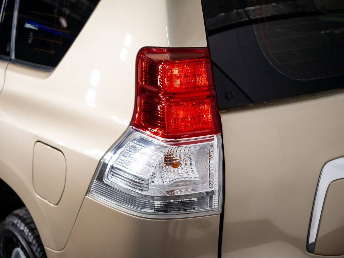 Toyota Land Cruiser Prado 2010 - фото автомобиля