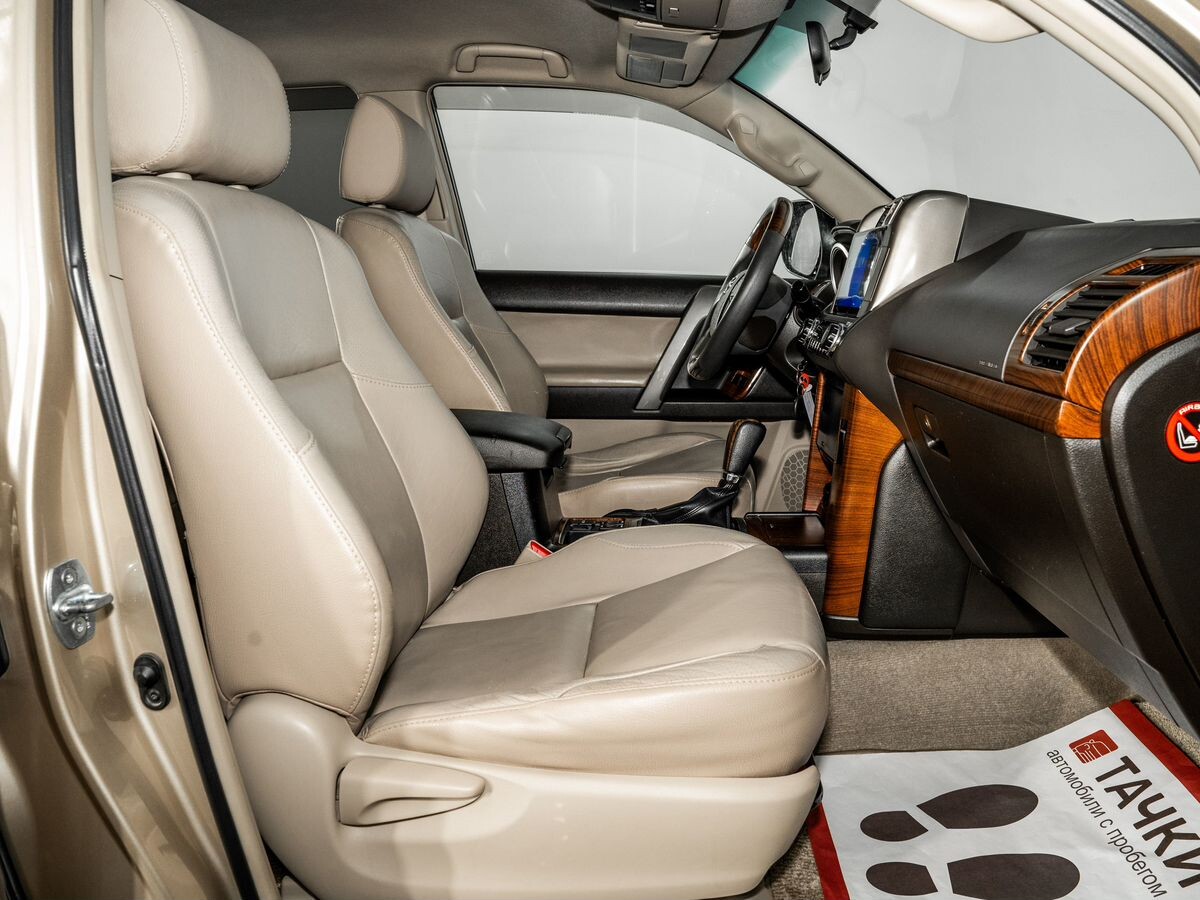 Toyota Land Cruiser Prado 2010 - фото автомобиля