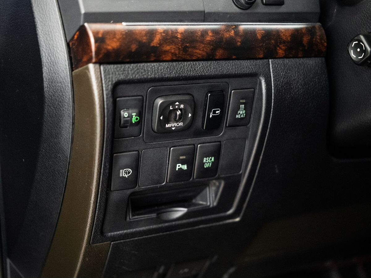 Toyota Land Cruiser 2011 - фото автомобиля