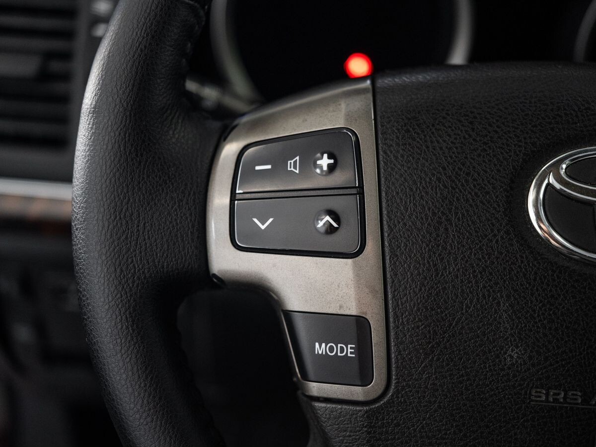 Toyota Land Cruiser 2011 - фото автомобиля