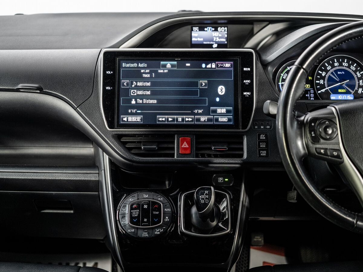 Toyota Voxy 2018 - фото автомобиля