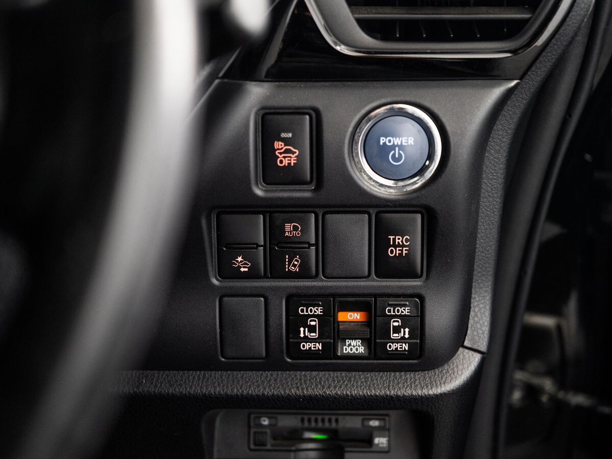 Toyota Voxy 2018 - фото автомобиля