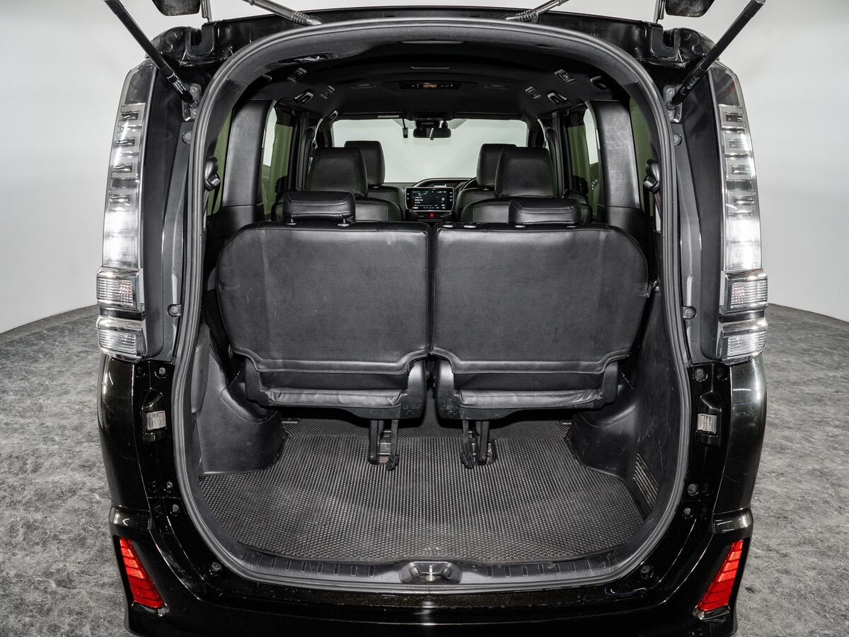 Toyota Voxy 2018 - фото автомобиля