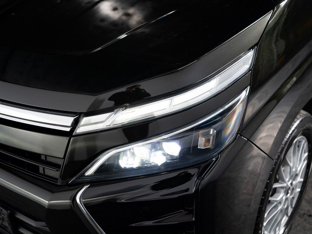 Toyota Voxy 2018 - фото автомобиля