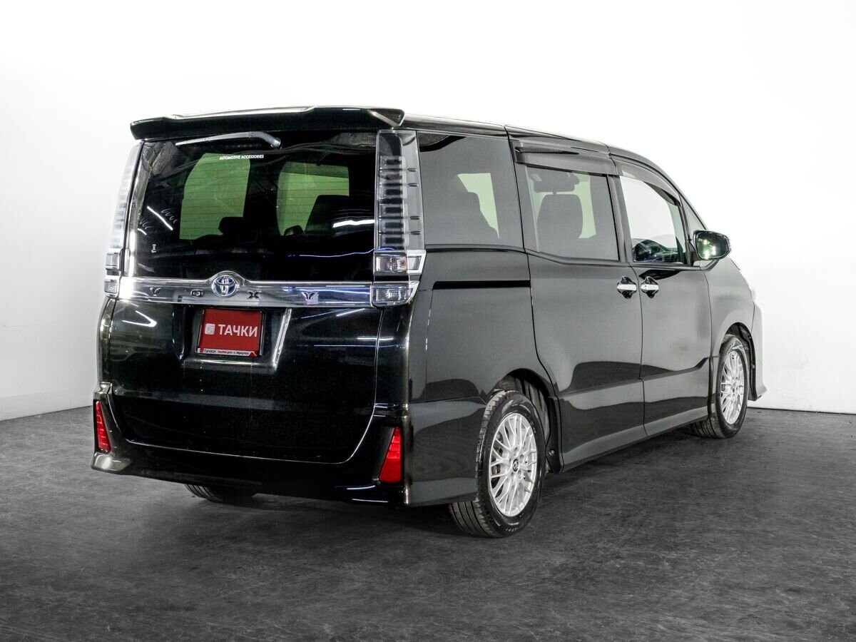 Toyota Voxy 2018 - фото автомобиля