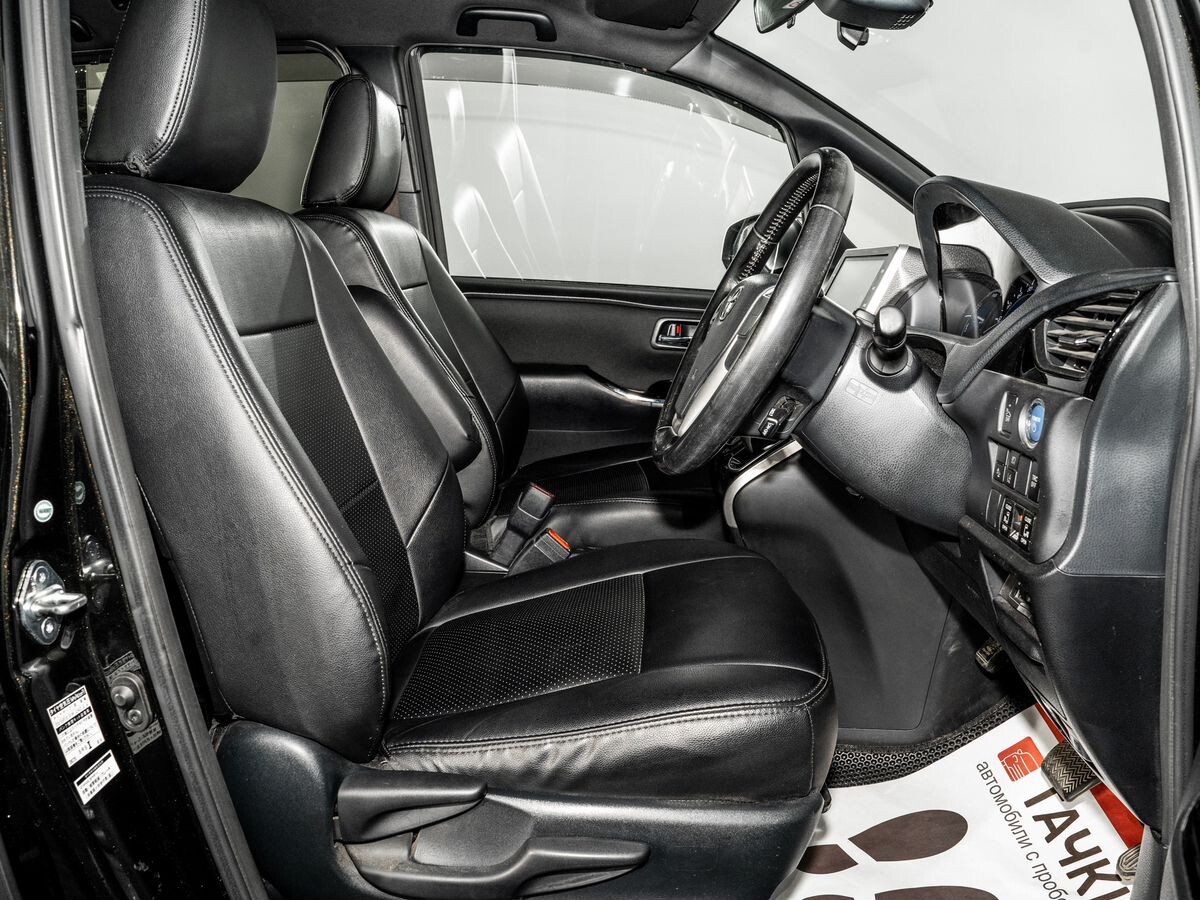 Toyota Voxy 2018 - фото автомобиля