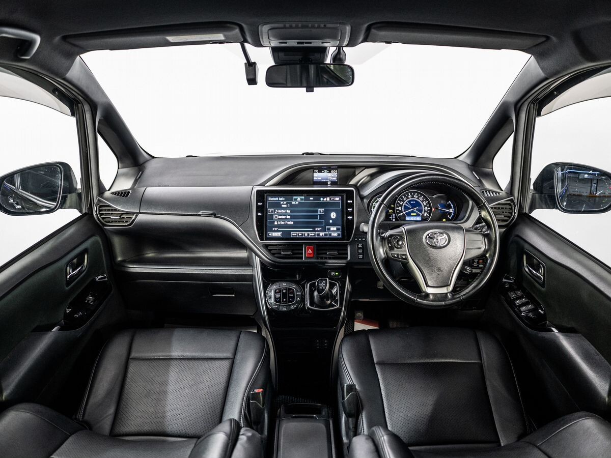 Toyota Voxy 2018 - фото автомобиля