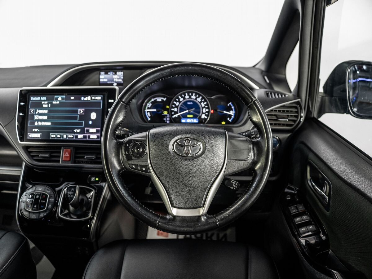 Toyota Voxy 2018 - фото автомобиля