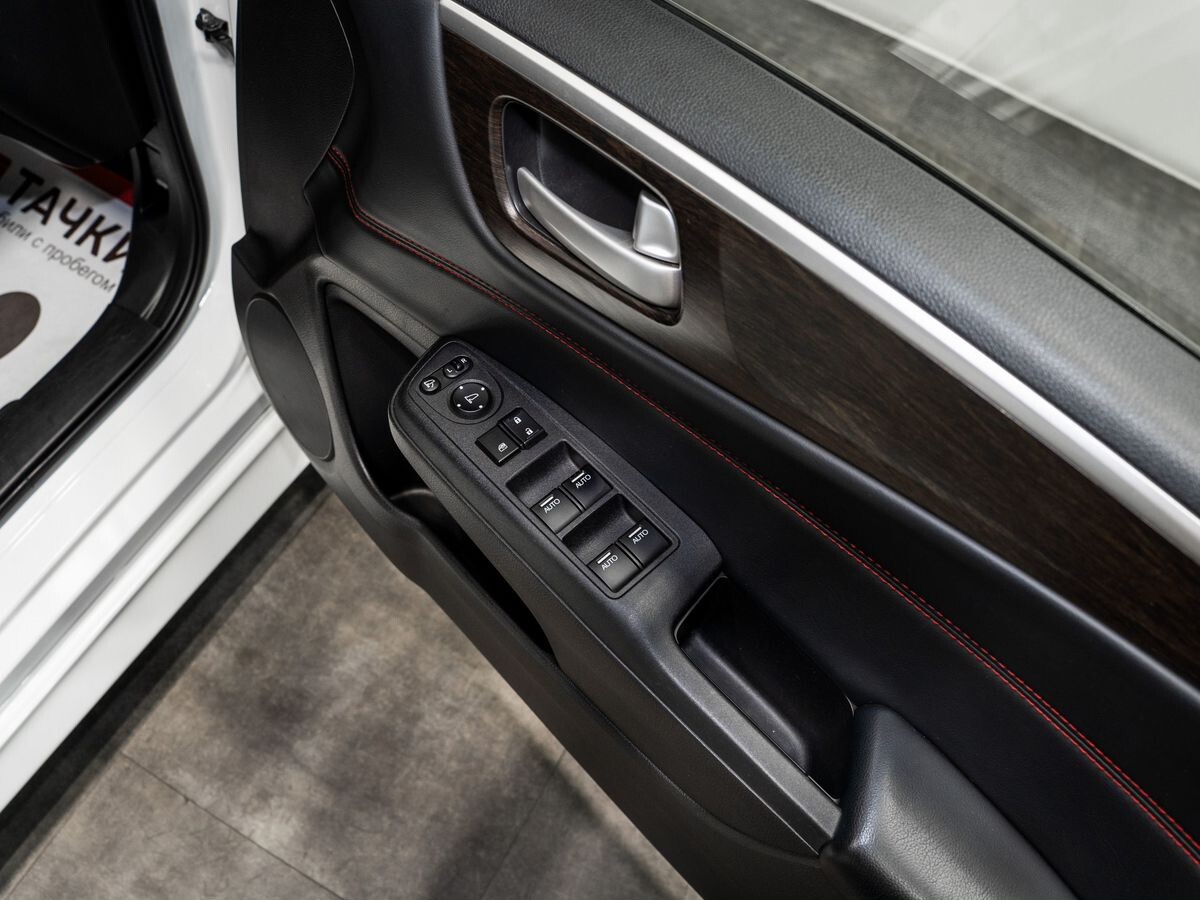 Honda Jade 2015 - фото автомобиля