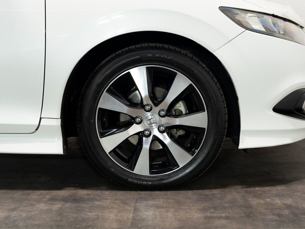 Honda Jade 2015 - фото автомобиля