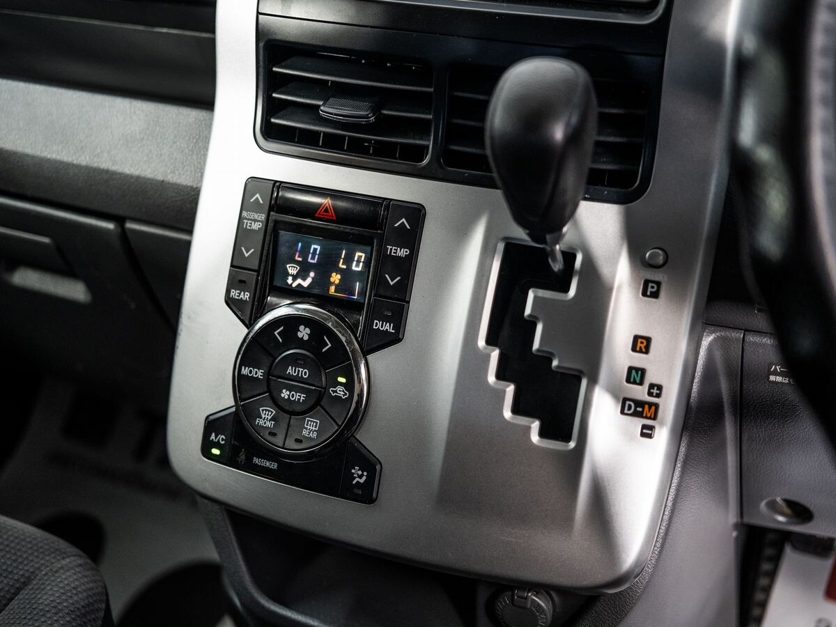 Toyota Noah 2009 - фото автомобиля