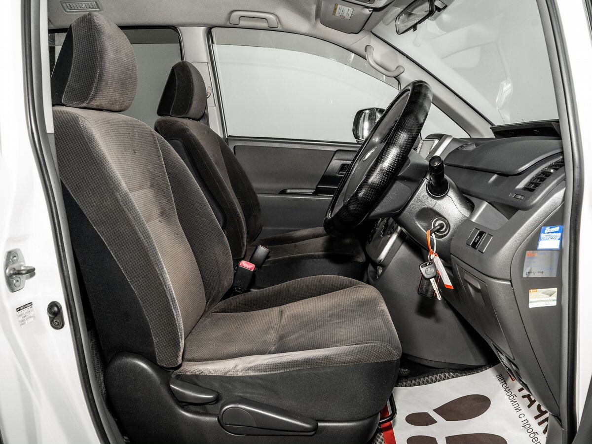 Toyota Noah 2009 - фото автомобиля