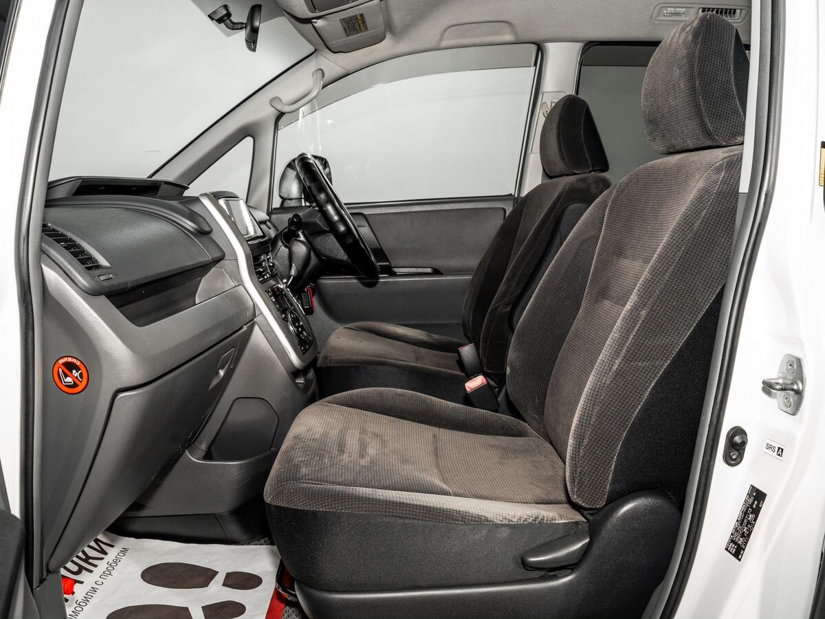 Toyota Noah 2009 - фото автомобиля