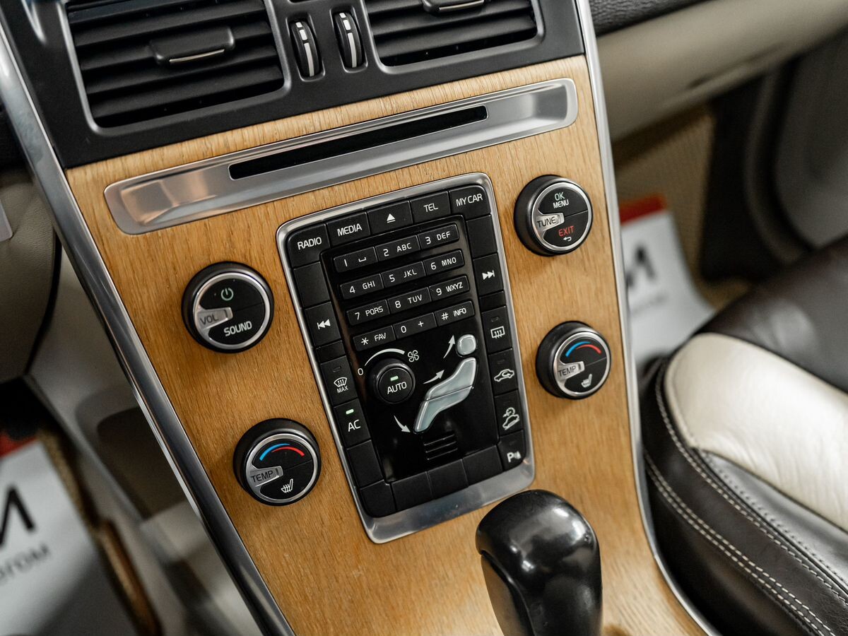 Volvo XC60 2012 - фото автомобиля