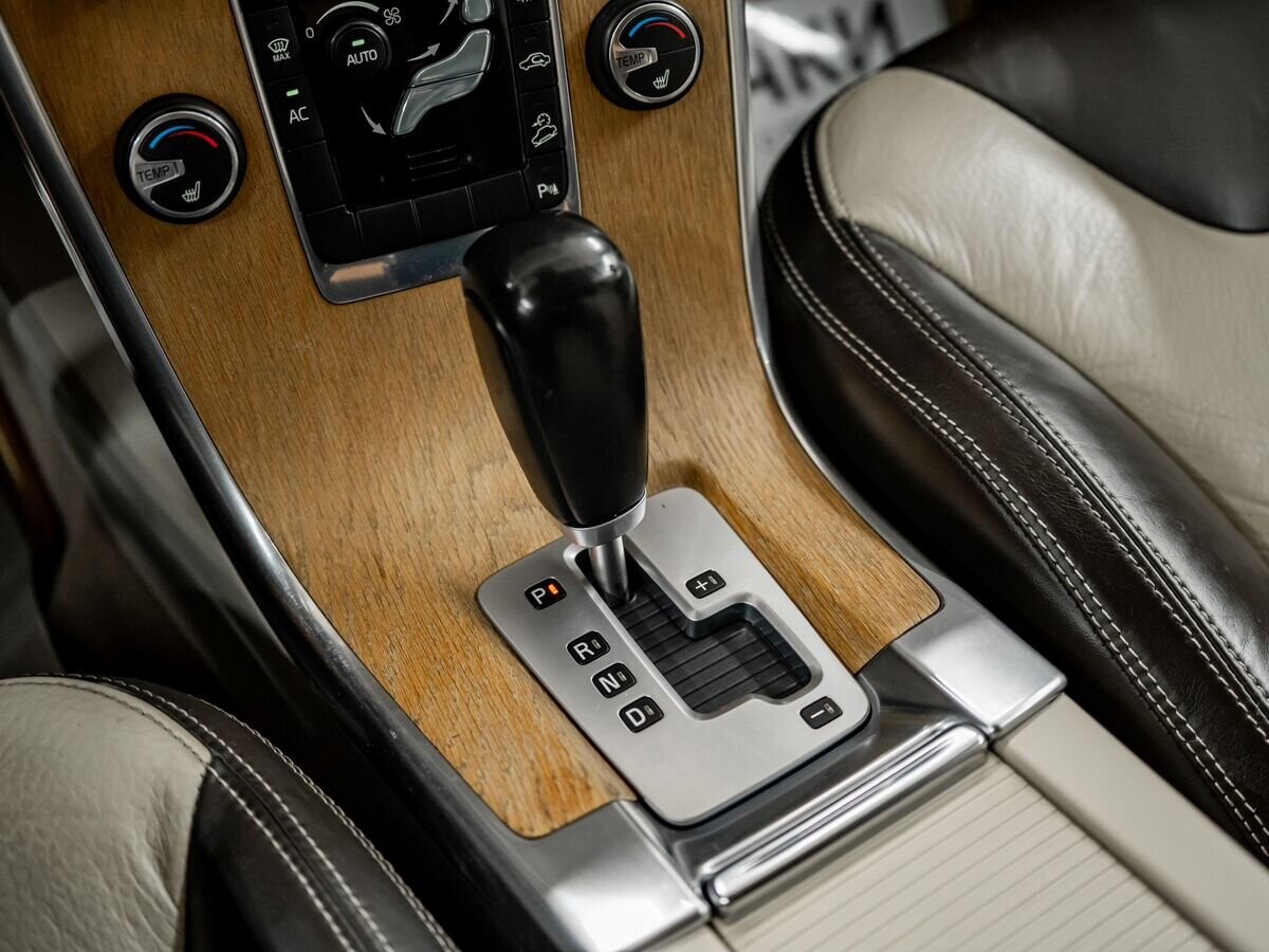 Volvo XC60 2012 - фото автомобиля