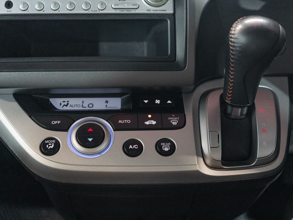Honda Stream 2010 - фото автомобиля