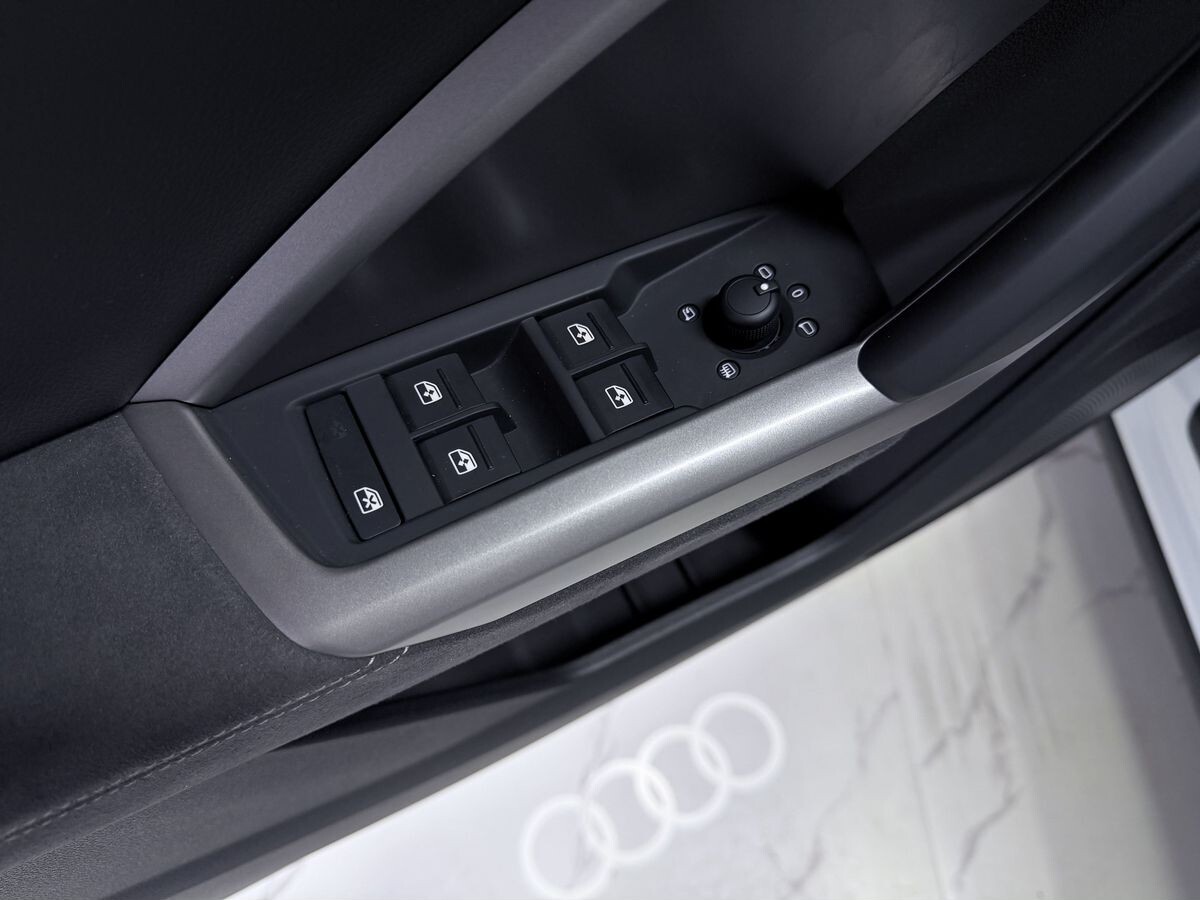 Audi Q3 2022 - фото автомобиля