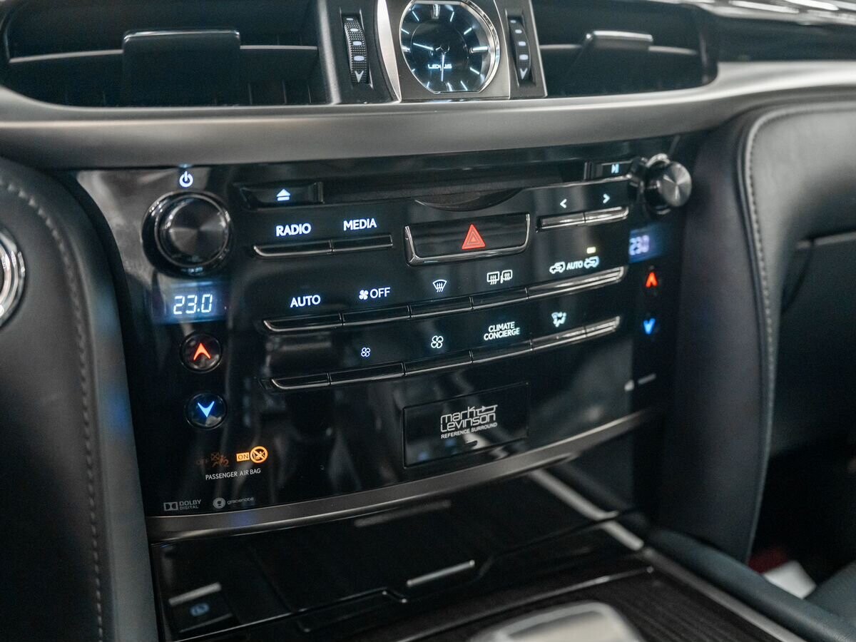 Lexus LX570 2016 - фото автомобиля