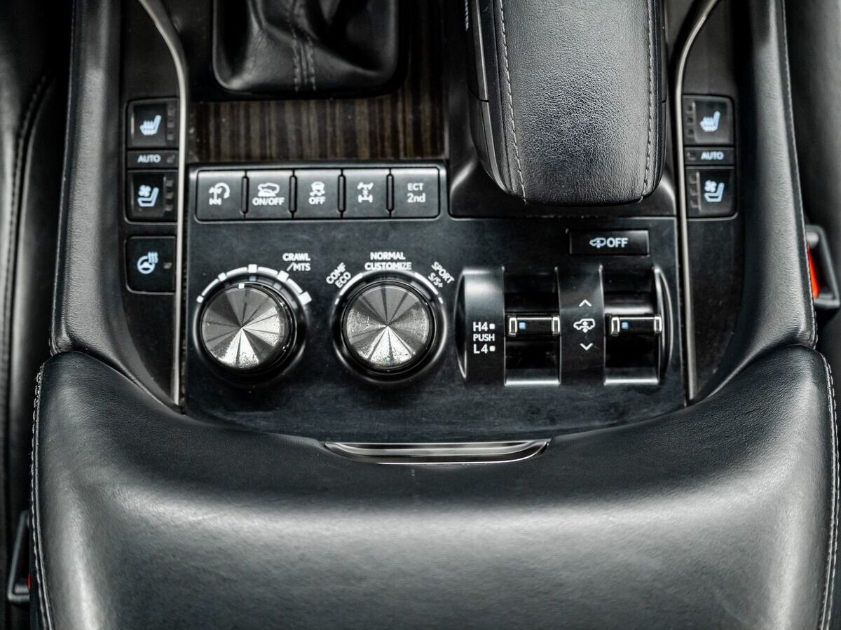 Lexus LX570 2016 - фото автомобиля