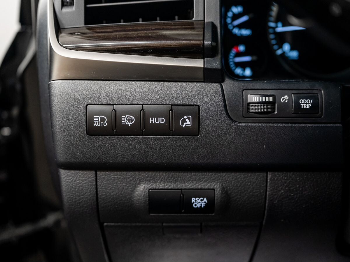Lexus LX570 2016 - фото автомобиля
