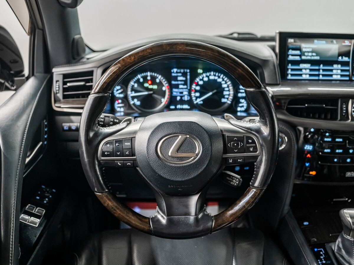 Lexus LX570 2016 - фото автомобиля