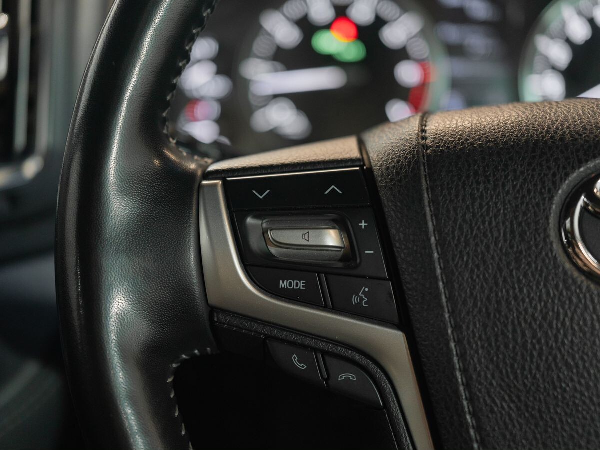 Toyota Land Cruiser 2018 - фото автомобиля