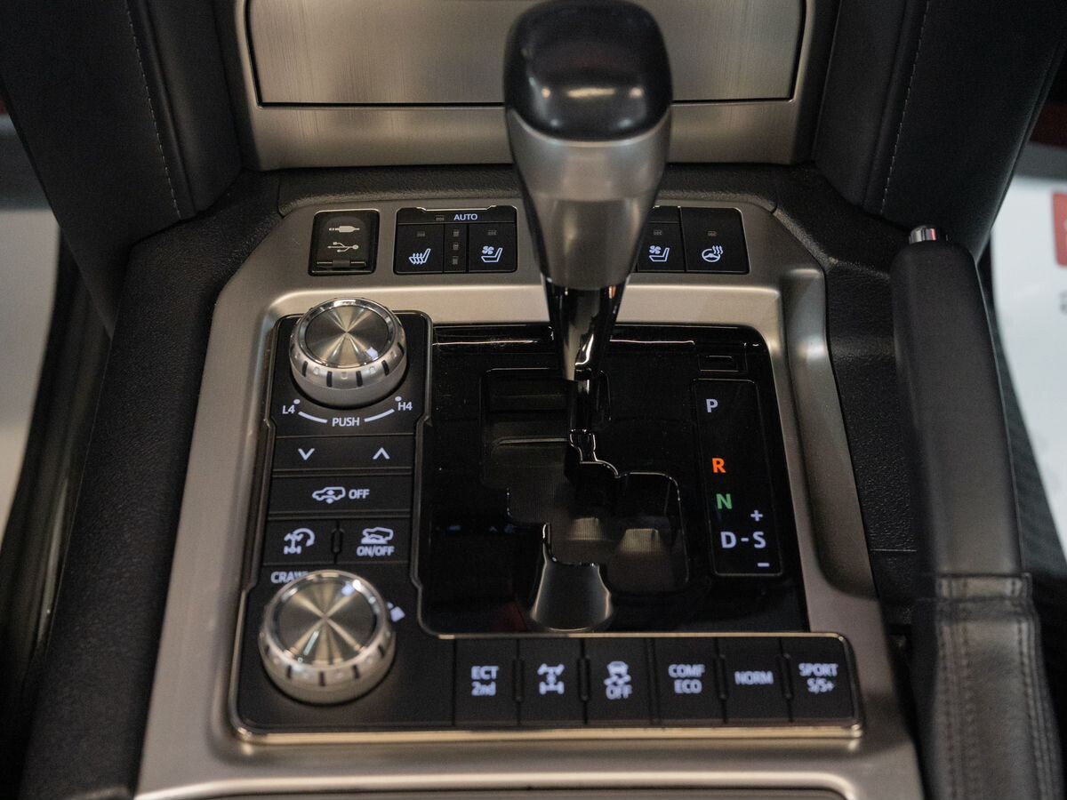 Toyota Land Cruiser 2018 - фото автомобиля