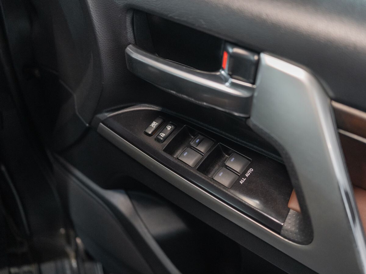 Toyota Land Cruiser 2018 - фото автомобиля