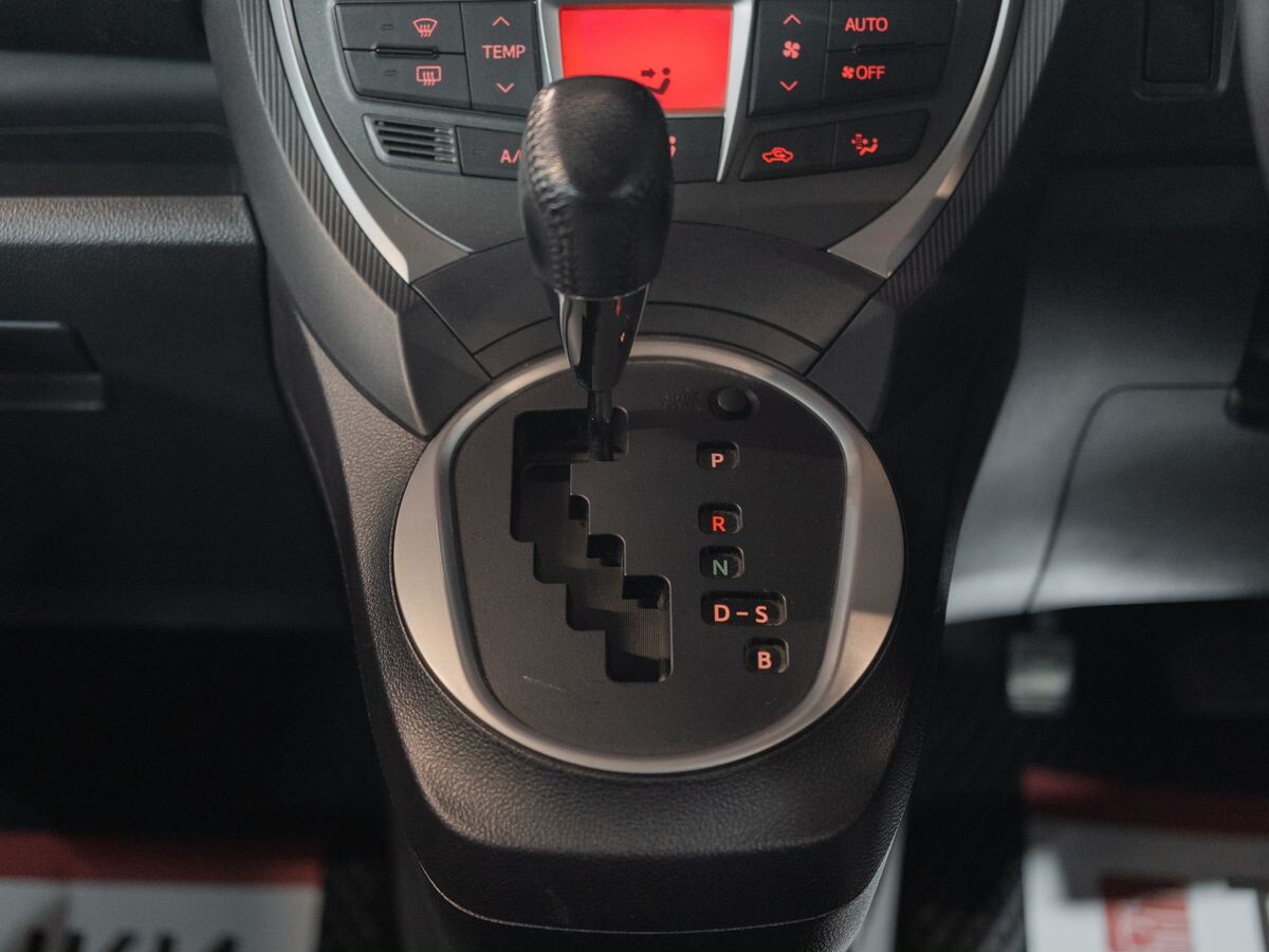 Toyota Ractis 2011 - фото автомобиля