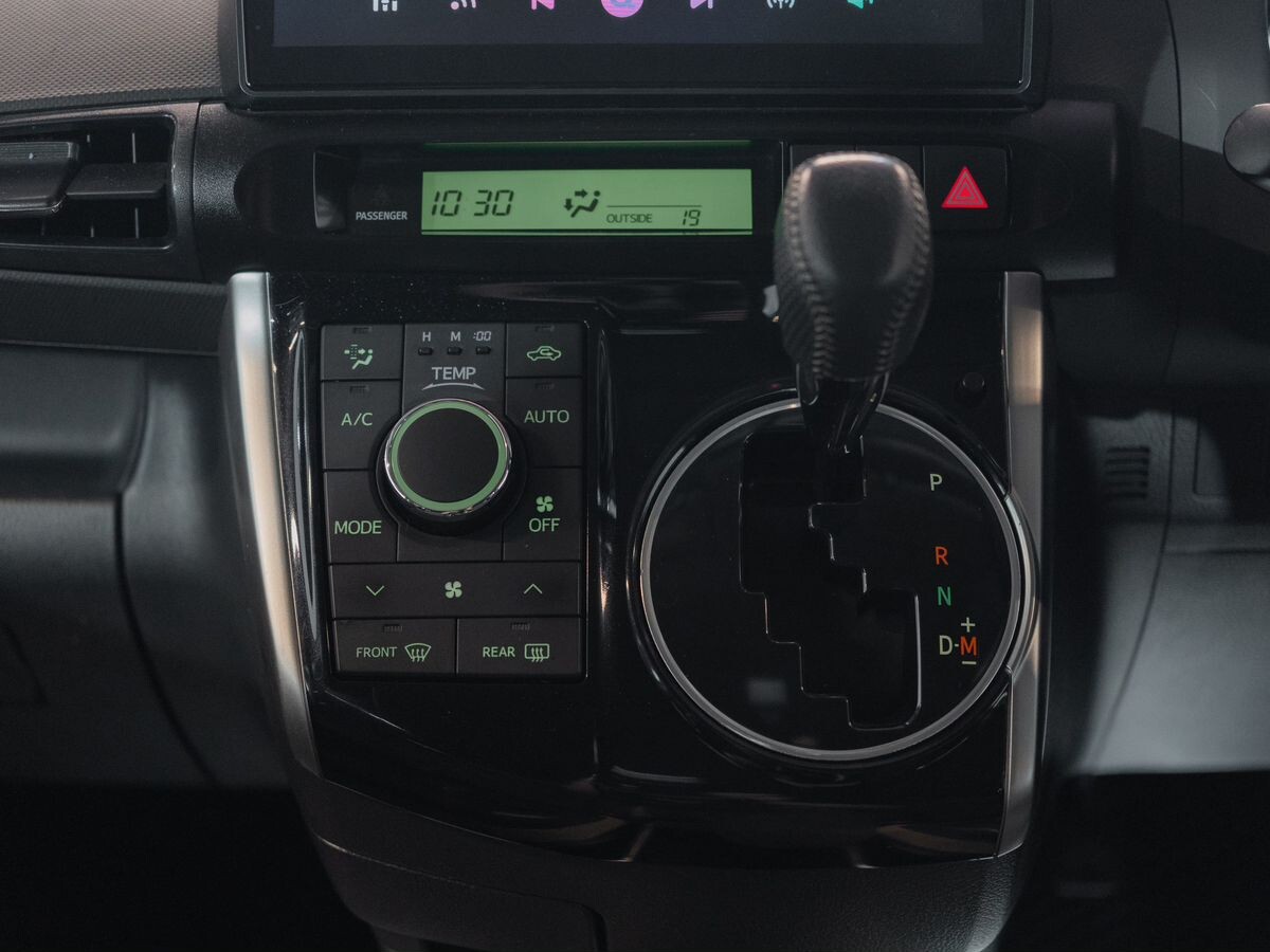 Toyota Wish 2014 - фото автомобиля