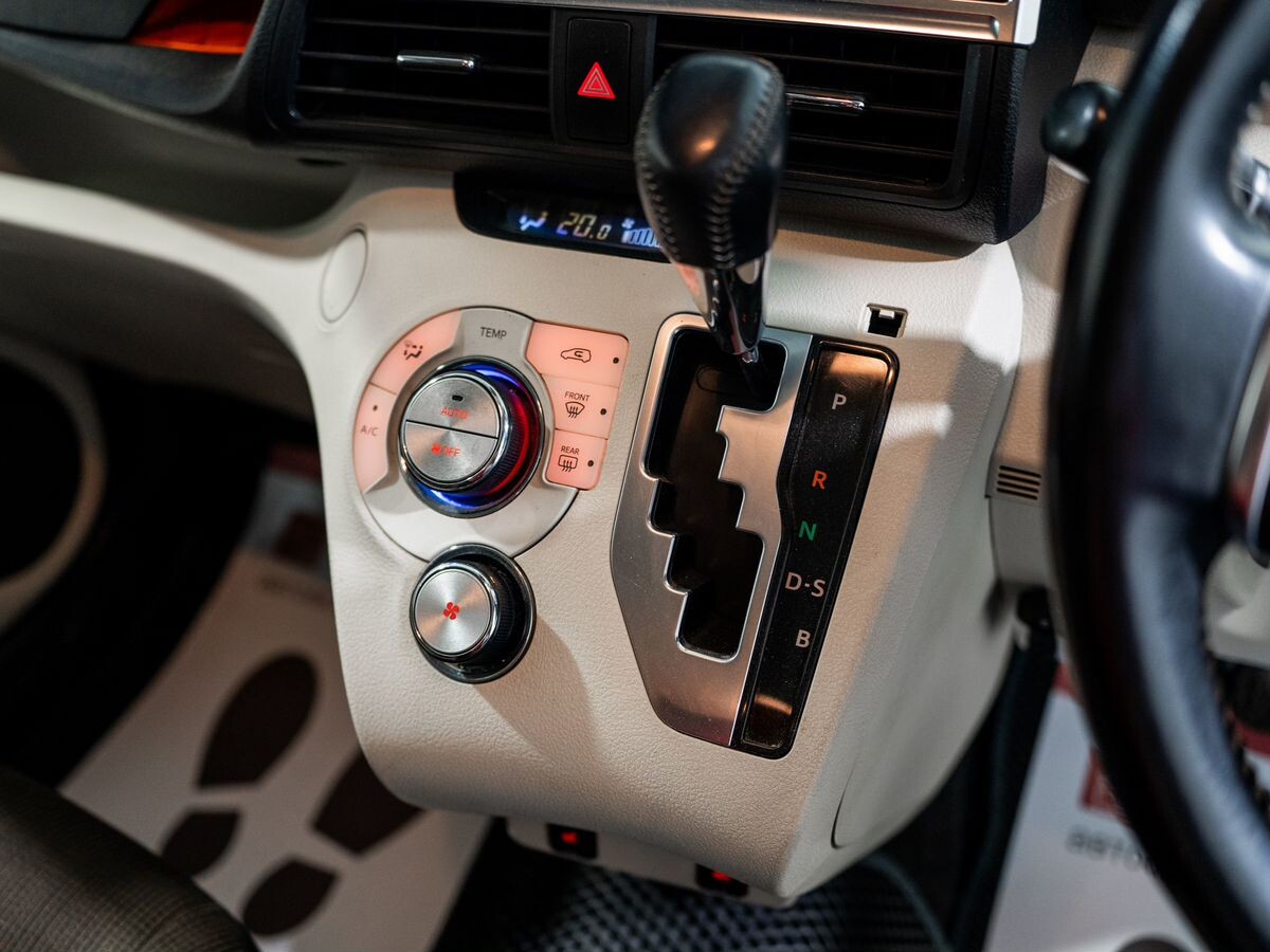 Toyota Sienta 2015 - фото автомобиля