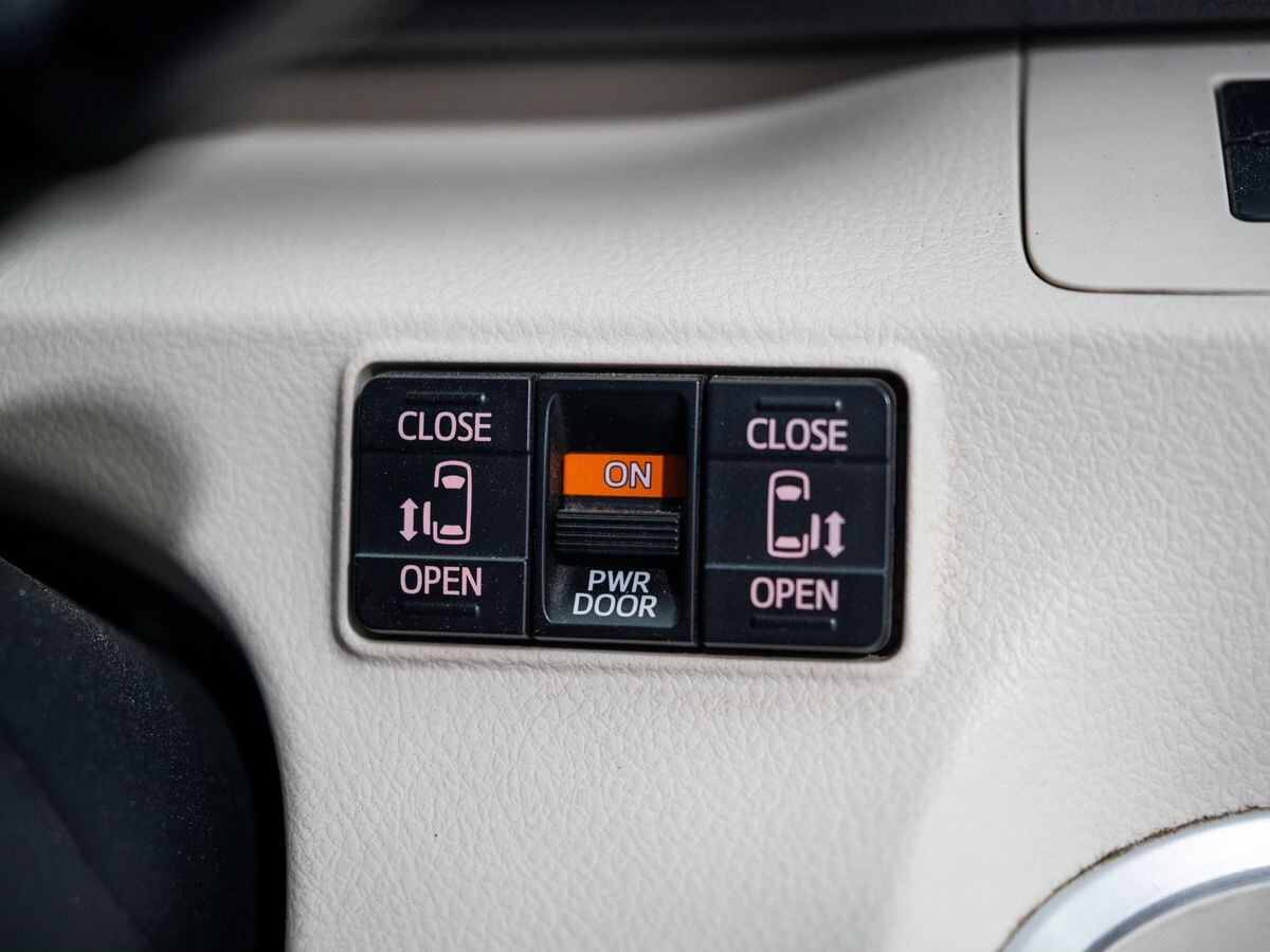 Toyota Sienta 2015 - фото автомобиля