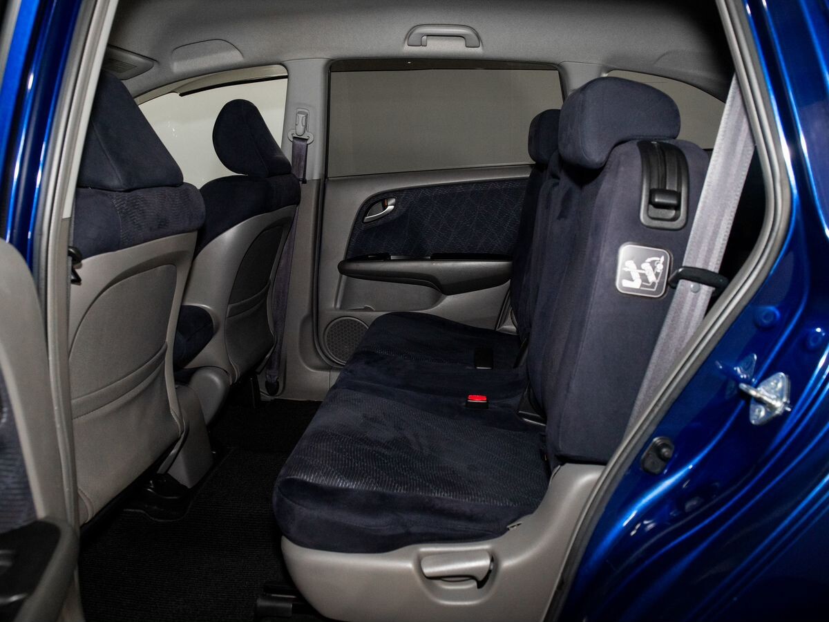 Honda Stream 2011 - фото автомобиля